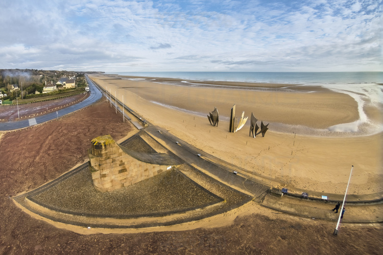 Normandie - Calvados (14) - Saint Laurent sur Mer : Site 1 : Omaha Beach - Saint Laurent sur Mer : Omaha Beach est la plage du debarquement de Normandie qui a provoque le plus lourd bilan des pertes du Jour J (30 % du total des pertes du 6 juin) et elle partage avec Juno Beach, le taux de perte le plus fort avec pres de 8 % des effectifs debarques dont beaucoup par noyade. 1 000 Americains sont tues et 2 000 blesses sur Omaha (le bilan precis reste inconnu), 90 % des hommes de la premiere vague etant tues ou blesses. L'histoire retient le surnom de  Bloody Omaha  (Omaha, la sanglante) que des films celebres comme Le jour le plus long ou Il faut sauver le soldat Ryan ont mis en scene. Longue de huit kilometres, la zone de debarquement s'etendait de Sainte-Honorine-des-Pertes a l'est jusqu'a Vierville-sur-Mer a l'ouest. L'objectif a Omaha etait de s'emparer et, ensuite, de tenir une tete de pont de huit kilometres de profondeur entre Port-en-Bessin et la Vire et, des que possible, de faire la jonction a l'est avec les Britanniques et a l'ouest avec le VII Corps americain debarque a Utah Beach afin d'etablir une tete de pont continue sur la cote normande.
Pour le 60 anniversaire du debarquement, Anilore Banon, sculpteur a fait installer une uvre, 