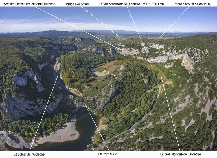 Auvergne Rhône Alpes - Ardèche (07) - Vallon Pont d'Arc - Visite exclusive de la grotte ornée du Pont d'Arc, dite Grotte Chauvet : Depuis l'Est, vue générale de la Combe du Pont d'Arc où est située la grotte Chauvet.