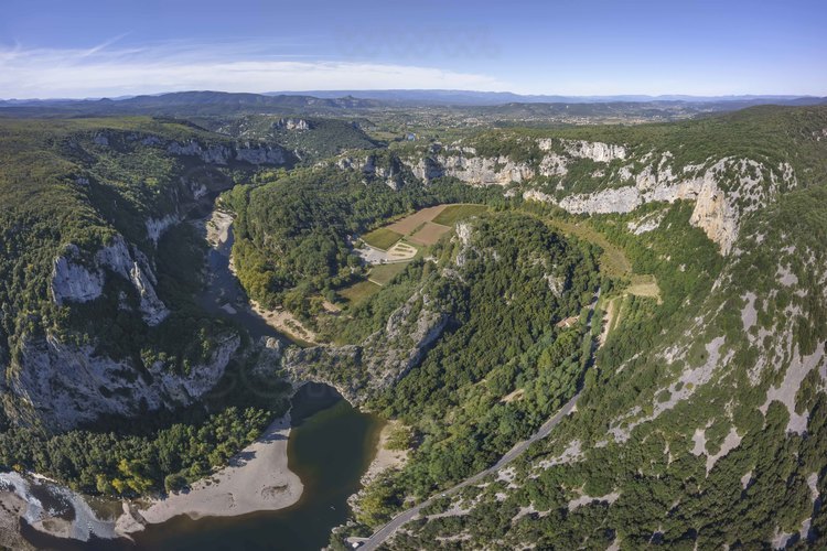 Auvergne Rhône Alpes - Ardèche (07) - Vallon Pont d'Arc - Visite exclusive de la grotte ornée du Pont d'Arc, dite Grotte Chauvet : Depuis l'Est, vue générale de la Combe du Pont d'Arc où est située la grotte Chauvet.