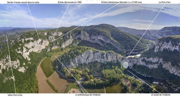 Auvergne Rhône Alpes - Ardèche (07) - Vallon Pont d'Arc - Visite exclusive de la grotte ornée du Pont d'Arc, dite Grotte Chauvet : Depuis l'Ouest, vue panoramiquede la Combe du Pont d'Arc où est située la grotte Chauvet.