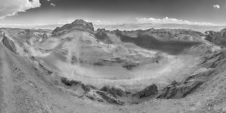 Chili - Désert d'Atacama : Valle de la Luna (altitude 2260 m.). Rochres et Duna Mayor (à droite).