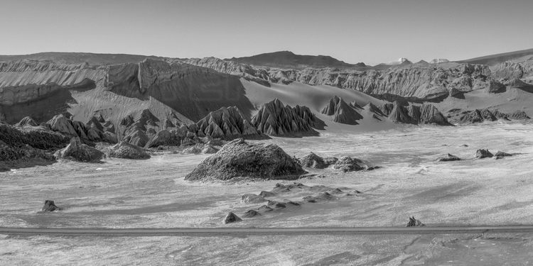 Chili - Désert d'Atacama : Valle de la Luna (altitude 2260 m.). Lagune de sel et chaine de volcans de la cordillière des Andes.