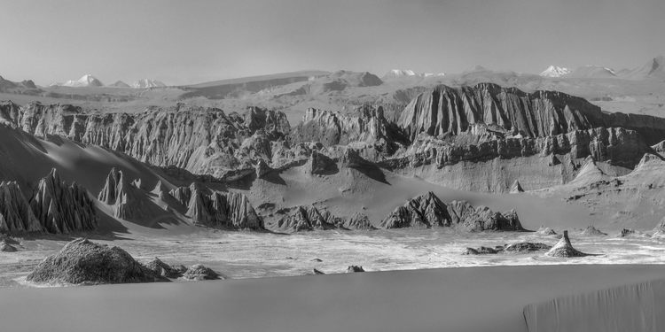 Chili - Désert d'Atacama : Valle de la Luna (altitude 2260 m.). Dune, lagune de sel et chaine de volcans de la cordillière des Andes.