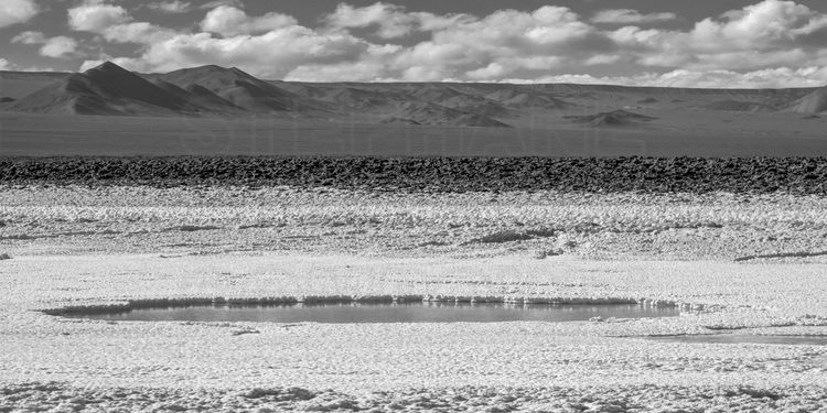 Chili - Désert d'Atacama : Les sept lagunes de la Laguna Baltinache (altitude 2320 m.), dans le Salar d'Atacama. En arrière plan, la Cordillera de la Sal.