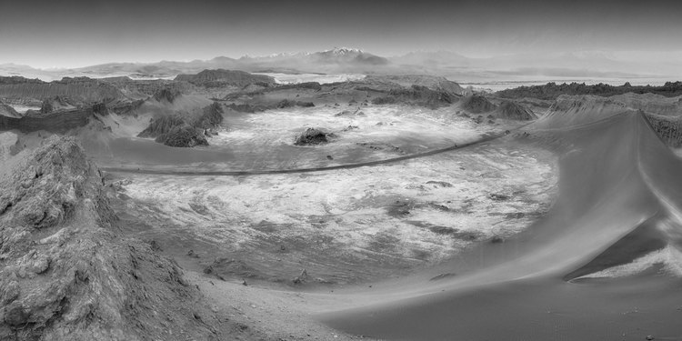 Chili - Désert d'Atacama : Valle de la Luna (altitude 2260 m.). Duna mayor et lagune de sel.