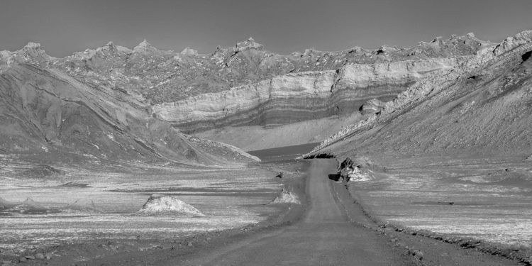 Chili - Désert d'Atacama : Valle de la Luna (altitude 2260 m.). Piste de sortie.