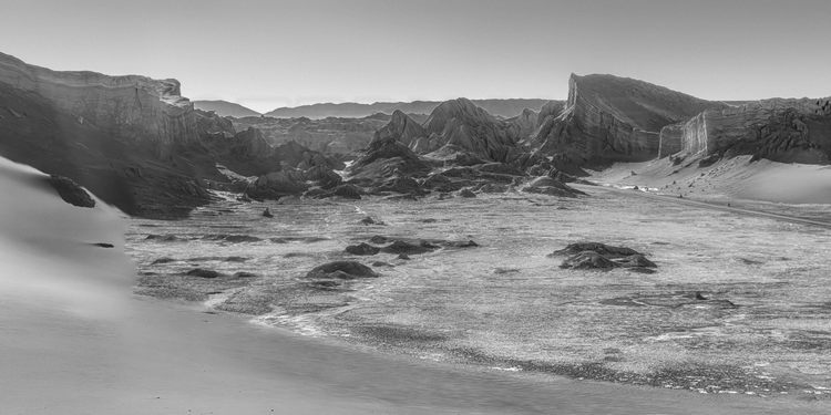 Chili - Désert d'Atacama : Valle de la Luna (altitude 2260 m.). Lagune de sel.