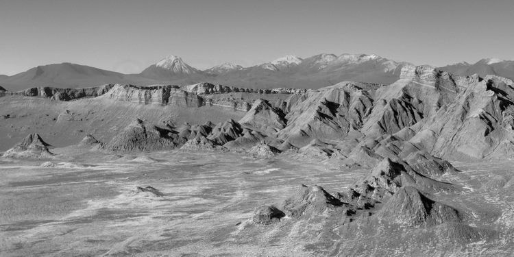 Chili - Désert d'Atacama : Valle de la Luna (altitude 2260 m.). Lagune de sel et chaine de volcans de la cordillière des Andes.