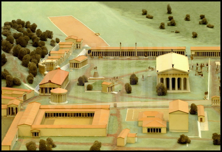 Reconstitution représentant l’Altis (centre du sanctuaire d’Olympie). Parmi les nombreux bâtiments, on peut distinguer : en bas à gauche, la palestre ; au centre à droite, le temple de Zeus ; en haut à gauche, le stade ; au centre à gauche, le temple d’Héra.