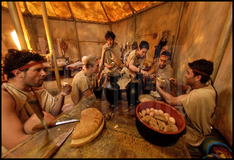 Not far from the palestra, participants stayed in a camp which identically recreated their ancestor’s living conditions.  Inside their tent, French athletes have a copious breakfast before their morning training, as their ancestors did.