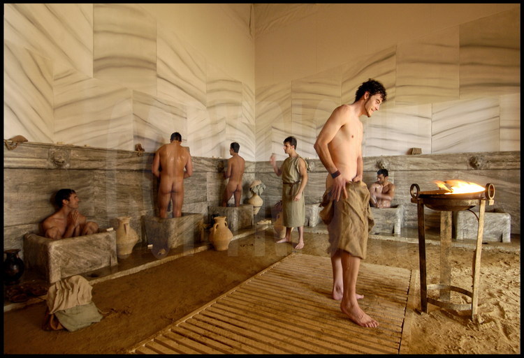 Italian and Spanish athletes in the palestra’s baths, rebuilt as in Antiquity.  On the right, Spanish pentathlete Ismael Gonzalez.