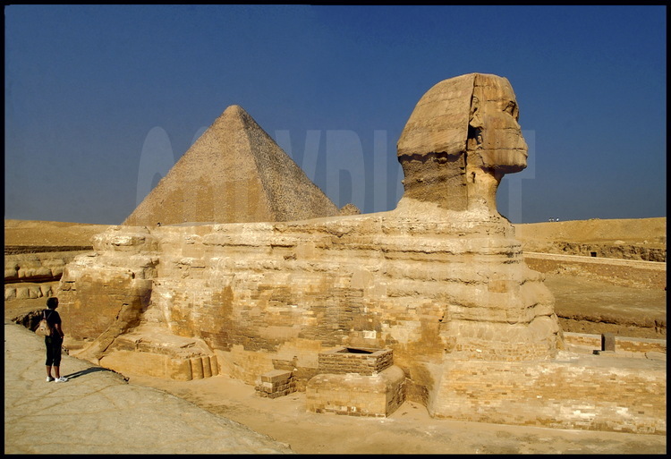 Au tout premier plan, la chaussée qui donnait accès à la pyramide de Khephren. Au second plan, le grand Sphinx qui, selon la majorité des scientifiques représente le visage du pharaon Khephren. En arrière plan, la pyramide de Kheops. Les deux sont de la IVème dynastie.