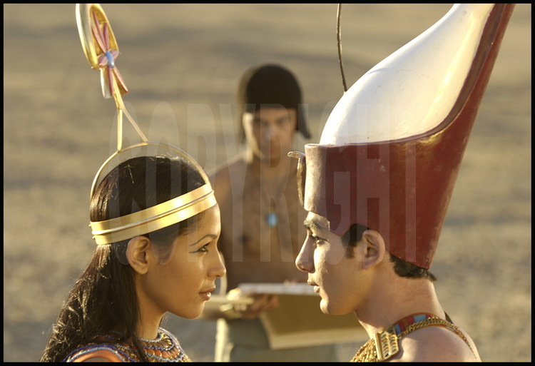 Userkare and his wife, wearing their royal garb, choose the sacred location of their tomb, making the most important decision of their reign since it is the only way to reach eternal life. The presence of the pharaoh’s wife during the process is essential as she symbolizes the foundation of the pyramid.