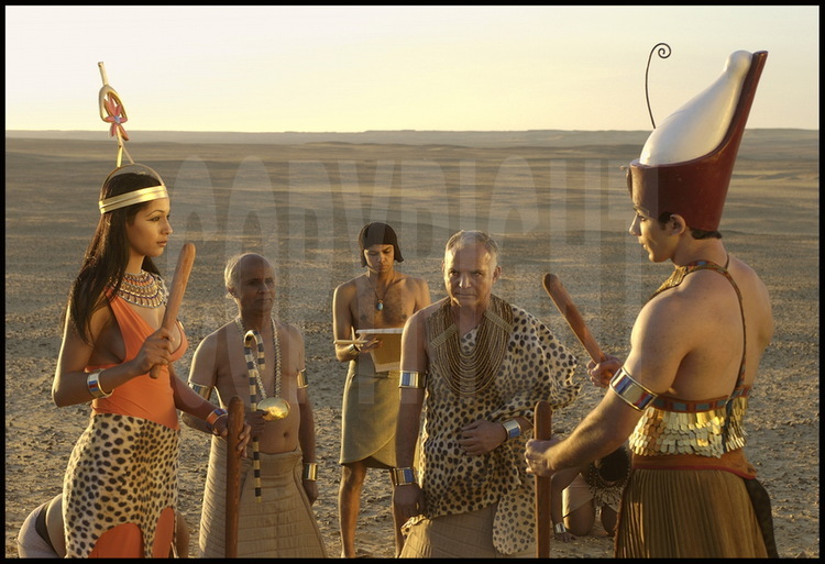 Userkare and his wife, wearing their royal garb, choose the sacred location of their tomb, making the most important decision of their reign since it is the only way to reach eternal life. The presence of the pharaoh’s wife during the process is essential as she symbolizes the foundation of the pyramid.