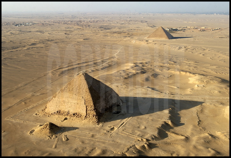 Les pyramides rhomboïdale (premier plan) et rouge (second plan) de Dashour (IVème dynastie) bâties par le pharaon Snéfrou, père de Kheops.