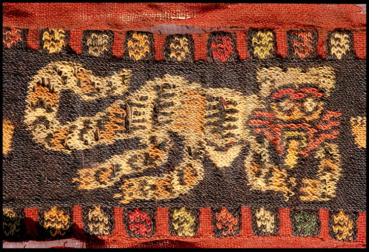 Futur musée de Nazca, ville de Nazca, Pérou.
Sur ce détail de tissu funéraire, une divinité félinique.