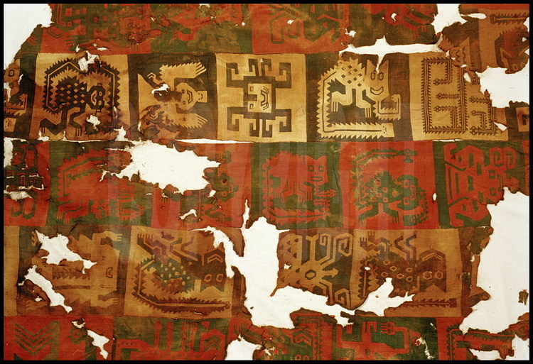 Futur musée de Nazca, ville de Nazca, Pérou.
Les tissus Nazca sont, de par leur variété de couleurs (au moins 250) et leur finesse d’exécution, les plus sophistiqués de l’histoire. Sur ce manteau funéraire qui date du 3ème siècle avant JC sont tissées de nombreuses divinités : homme-félin, singe, condor, félin-serpent, araignée. Déjà vues en grand dans le désert, ces figures permettent d’effectuer une datation comparative relativement sûre sur les géoglyphes de Nazca.