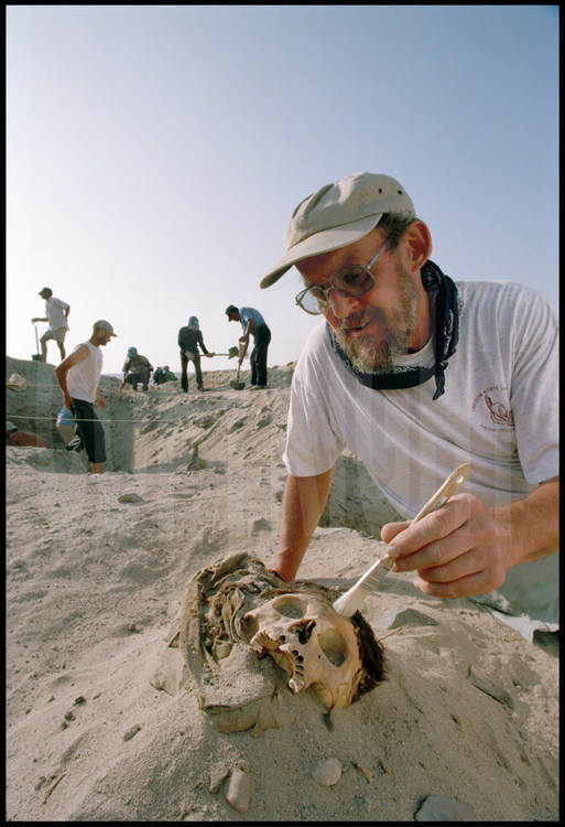 Site archéologique de Cahuachi, région de Nazca, Pérou.
Harrison Brian, professeur d’anthropologie à l’université de Portland, Oregon, USA, découvre une tombe du 4ème siècle après JC sur le site Epsilon 20.