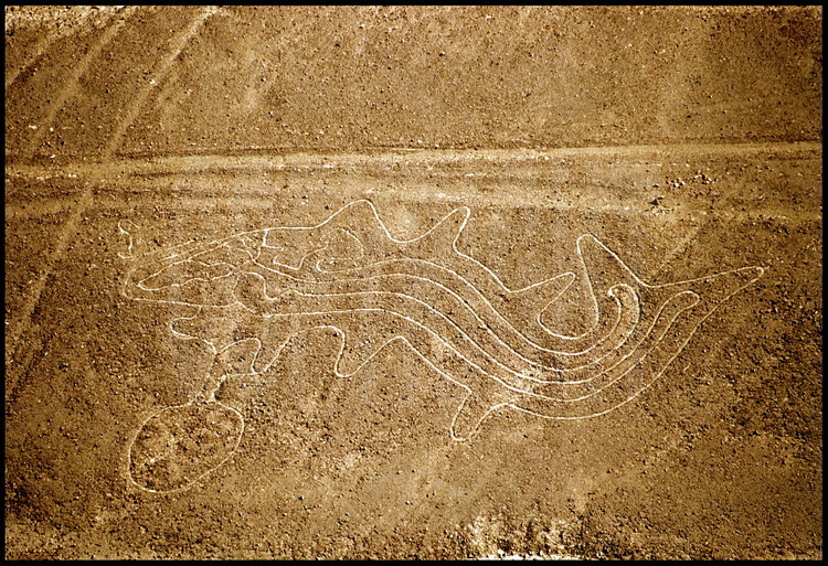 Pampa Jumana, région de Nazca, Pérou.
Géoglyphe représentant un orque portant une tête trophée. Pour la civilisation Nazca, qui était à l’origine un peuple côtier, le cétacé est une des plus importantes divinités du Panthéon Nazca. Il mesure 31 mètres de long et a été réalisé au 4ème siècle de notre ère.
