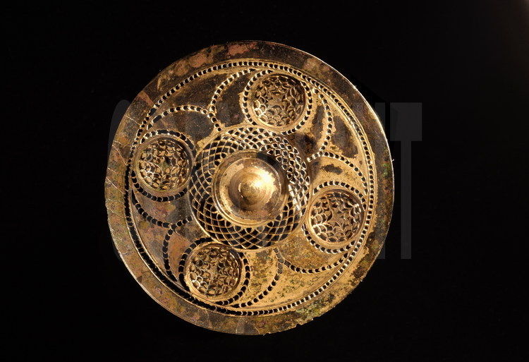 Discovered at a site in Champagne, this small bronze disk is one of the most mysterious of Celtic artifacts. It is an exquisitely designed decoration used  to adorn the chariots of the highest ranking dignitaries. According to Jean-Loup Flouest, professor at the museum of Celtic civilization at the European Archeologhical Center of Mont Beuvray, this long-studied artifact proves how history has underestimated the Celts’ scientific knowledge. The creators of this disk were masters of circular geometry: over 190 circles and arcs had to have been drawn with immense precision to create the decoration of this object. Based on 8 and 27, which were favorite numbers of Pythagorean numerology, this artifact proves the exchange of intellectual thought between the elite Latin scientists and the Celtic druids.