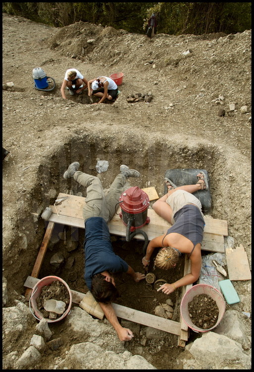 In this tomb excavated on the site of Monterenzio, Daniele Vitali’s team discovered  sophisticated Etruscan funerary  furnishings, including a large vase which contained wine, bowls, goblets, plates full of offerings of food, and a “skifos”, a 2-handled bowl typically found in a woman’s tomb. The unique characteristic of this tomb is the presence of a Celtic fibule, once more indicating the mixing of the two cultures.