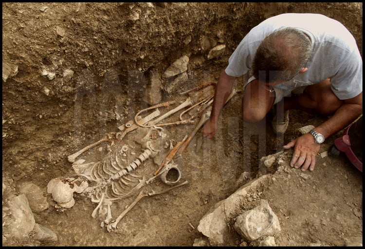 After digging for 2 days, Daniele Vitali’s team has finally excavated the tomb of a Celtic warrior with weaponry intact. The sword, sheath, spearheads and javelin are exactly the same as those found in the Celtic tombs of the Northern Alps.  However, the presence of Etruscan funerary furnishings in this same tomb reveal that as early as the 4th century BCE, the native Etruscan population and the Celtic newcomers were already intermingling