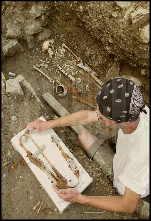 Après deux jours de fouilles, l’équipe dirigée par l’archéologue Daniele Vitali a mis au jour une tombe de guerrier celte avec tout son armement. Epée, fourreau, pointes de lances et javelot : cette panoplie est exactement la même que celles que l’on trouve au nord des Alpes dans les nécropoles véritablement celtiques. Mais ici, la découverte dans cette tombe de mobilier funéraire étrusque donne à cette découverte un caractère unique : elle permet de déduire que, dès le IV siècle avant J.C., la fusion entre la communauté étrusque, présente dans la région depuis plusieurs siècles et les nouveaux arrivants, les Celtes, était déjà consommée. Avant de partir pour l’atelier de restauration, l’archéologue français Gilles Van Heems prélève avec d’infinies précautions les armes, devenues fragiles comme du verre après 2000 ans d’oxydation.