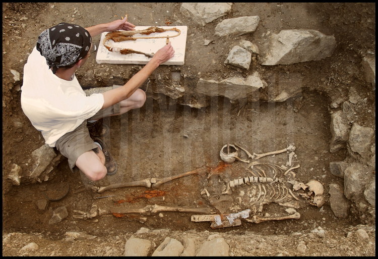 After digging for 2 days, Daniele Vitali’s team has finally excavated the tomb of a Celtic warrior with weaponry intact. The sword, sheath, spearheads and javelin are exactly the same as those found in the Celtic tombs of the Northern Alps.  However, the presence of Etruscan funerary furnishings in this same tomb reveal that as early as the 4th century BCE, the native Etruscan population and the Celtic newcomers were already intermingling. The weapons, now as fragile as glass after 2000 years of oxidation, are careful exhumed by French archeologist Gilles Van Heems on their way to the restoration lab.