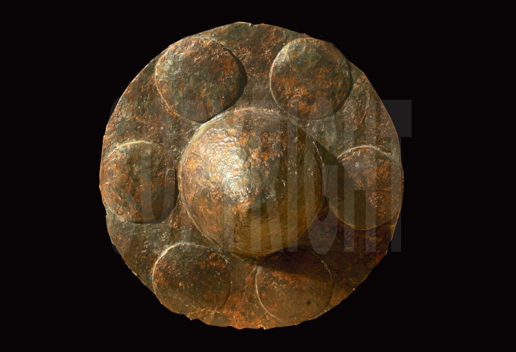 Discovered on the site of the battle of Alésia, this shield is one of many weapons used by Vercingetorix’s warriors to attack the Romans. Once the battle lost, these weapons were abandoned in the Roman trenches.