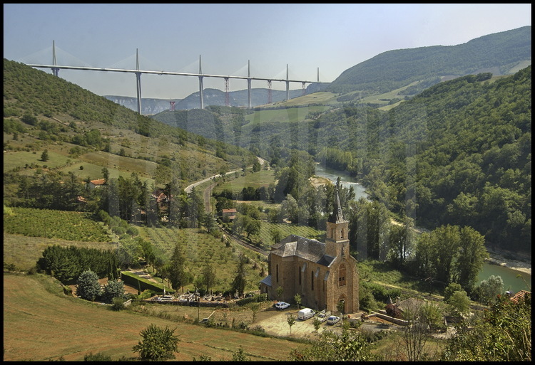 Bordering the Tarn river valley on the west side of the bridge, the church of little town of Peyre (hundred inhabitants) is the only city which has been complained about the building of the Viaduc de Millau.