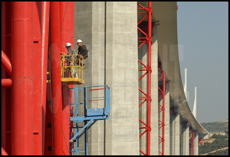 Below the roadway of the bridge, workers are beggining to remove the temporary and intermediary pylons (in red) which helped during the building of  the bridge.