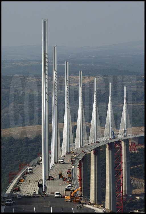 The bridge from the Causse du Larzac ( south rim ). Workers are going to apply a waterproof surface - before to apply the tar itself – on the roadway (2460 meters long).
