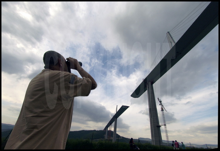 After two and a half years of work, the inhabitants of Millau came to watch the joining of the two parts of the bridge.  Over 200 000 people have already visited this titanic building site.