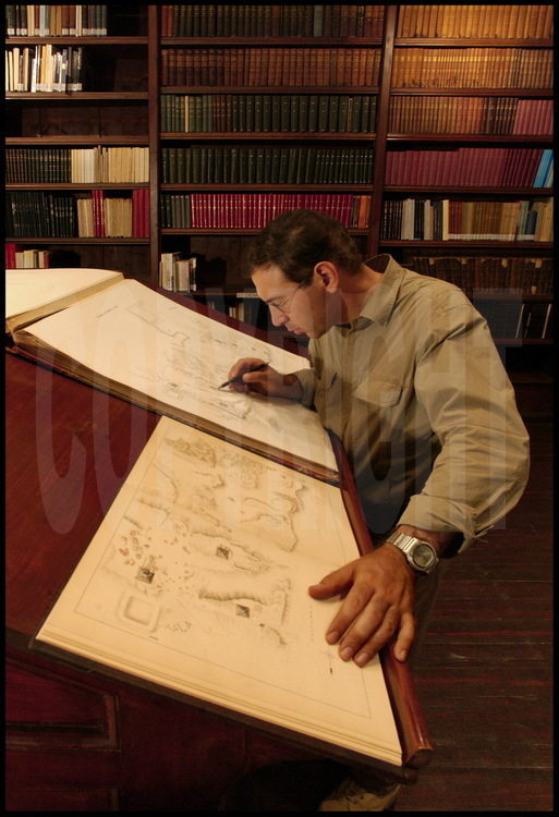 Before determining the exact location of the excavations, Vassil Dobrev studies ancient maps of the South Saqqara site at the French Archeological Institute (IFAO), specifically that of R. Lepsius from 1842 and that of J de Morgan from (1897). Starting from the fact that pharaohs built their pyramids on an axis with that of their predecessor, at a height of 45  meters above sea level and in chronological order from North to South, Vassil is looking for a site in the enormous necropolis of the ancient capital of Memphis that would fit these criteria.  With the help of these maps, topographic data and a strong sense of intuition, the Egyptologist noticed an unusually large open space between the pyramids of Teti, the predecessor of Userkare, and that of Pepi I, his sucessor. Vassil takes note: it is the plateau of Tabbet al-Guesh.
