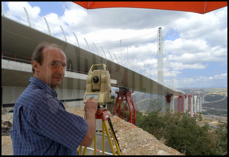 On the south bank (Larzac Limestone Plateau), the surveyor team, headed by Pierre Nottin, checks the shifting of the 4200 tons of metallic roadway during the launching phase. Using a GPS measurement system, recorded quantities come within a centimeter of the exact value. The bridge’s astonishing curvature is due to the roadway’s considerable slant in the last meters of the operation.  In red, the rows of piers, temporary supports on which the roadway rests during the launching phase.