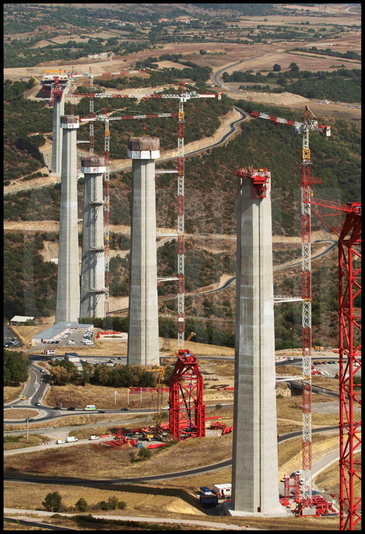 June, 2003.  On this exceptional construction site, the cranes, weighing in at 400 tons, tower at 264 meters setting a new world record.  The concrete piers are built in several lifting installments with the help of a “climbing” compartment which rises at the rate of 4 meters…every three days!  From left to right, piers P5 to P1.  Pier P2, fourth from the left, will measure 243 meters, which will set a world record.