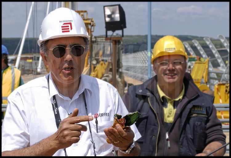 Marc Buonomo (à gauche), ingénieur en chef pour la société Eiffel, qui a réalisé le tablier métallique du viaduc, et Daniel Feinck, chef du chantier.