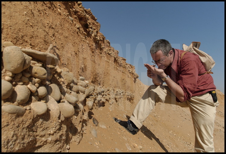 Along with sand, the desert is full of stones. Dutch geologist Gert Van den Bergh studies the geological strata of Tabbet al-Guesh in order to understand the geological history of the site pre-pyramid.