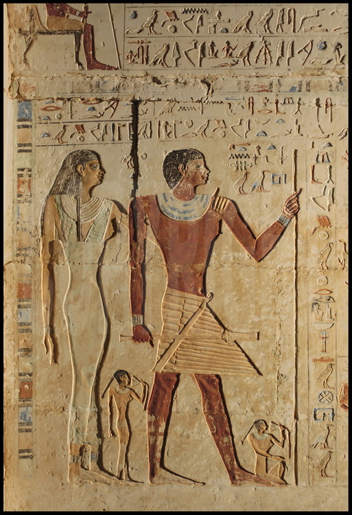 Detail of the left wall of the painted façade of Hau-Nefer’s tomb. The family is nearly complete: on the left, Khuti, on the right, Hau-Nefer, at their feet, two of their four daughters. The one shown standing no doubt had an special place in her father’s life.