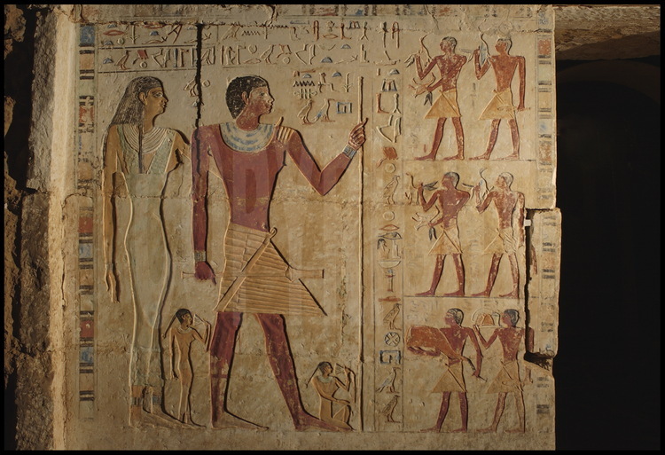 Detail of the left wall of the painted façade of Hau-Nefer’s tomb. The family is nearly complete: on the left, Khuti, on the right, Hau-Nefer, at their feet, two of their four daughters and on the right, six of their nine sons. The latter carry offerings to their parents.