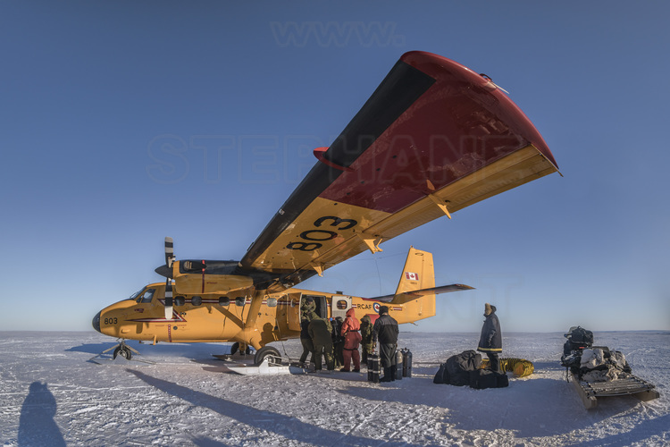 Canada - State of Nunavut - Operation NUNALIVUT 2018 - Surroundings of Cambridge Bay - No less than two twinotters were required to carry the 12 tonnes of equipment for the ice camp, located in the heart of the Northwest Passage. 40 km as the crow flies from Cambridge Bay.