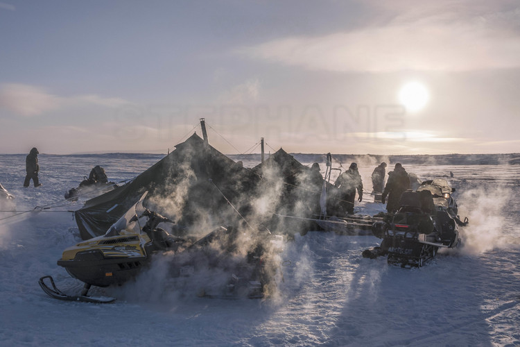 Canada - Etat du Nunavut - Opération Nunalivut 2018 - Environs de Cambridge Bay -  Camp de survie n° 1 au petit matin : les motoneiges sont mises en route tous les jours pour s'assurer de leur bon fonctionnement en cas d'urgence. // Canada - State of Nunavut - Operation NUNALIVUT 2018 - Surroundings of Cambridge Bay - Early morning survival camp # 1: Snowmobiles are started every day to ensure they run smoothly in an emergency.