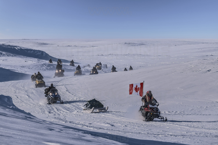 Canada - Etat du Nunavut - Opération Nunalivut 2018 - Environs de Cambridge Bay - Dirigée par le ranger Allan Elatiak, 70 ans, la patrouille de motoneiges se dirige vers l'emplacement prévu pour monter le camp de survie n° 1. En arrière plan, les plaines et lacs gelés de l'île Victoria.