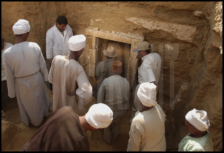 In this Old Kingdom street lined with rock-built tombs discovered by the IFAO team, the entrance to the first tomb is almost open. The name of the owner is visible, and reads “Hau-Nefer”. An Old Kingdom character emerges from the sands. Vassil Dobrev, decrypting the hieroglyphs, learns that Hau-Nefer was the royal officiating priest in the funerary temple of Pepi I, third king of the VIth dynasty. Hau-Nefer was also very close to the king and was a high priest.